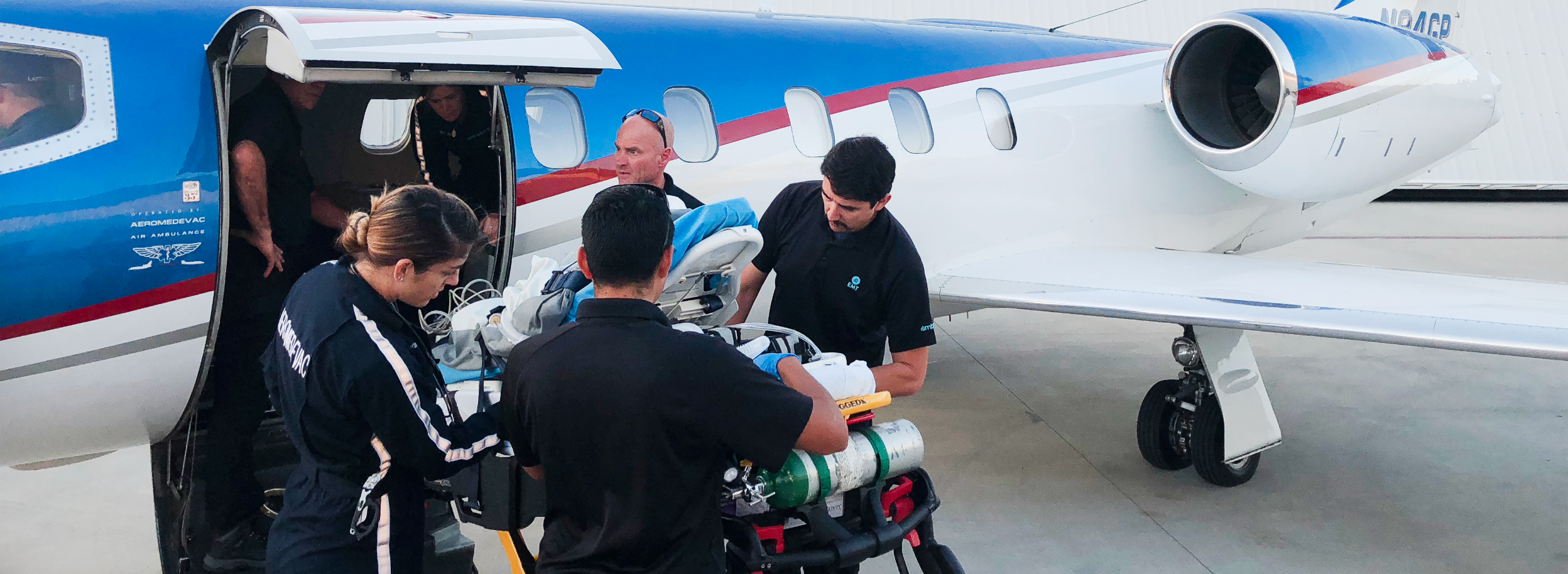 El equipo médico de Aeromedevac prepara a un paciente para embarcar en un avión medicalizado.