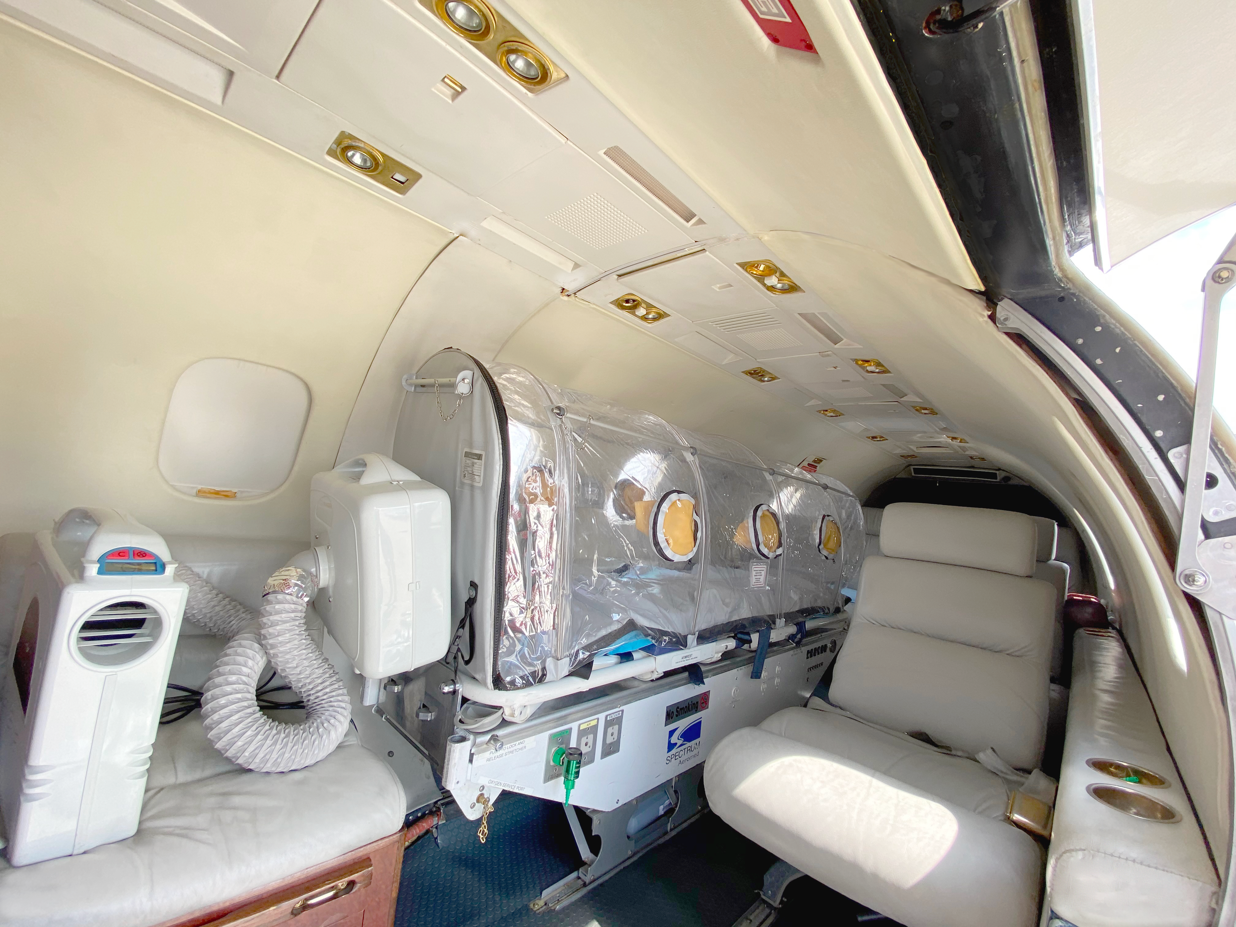 Interior de la cabina del avión de Aeromedevac Medical con cámara de oxígeno para el traslado seguro del paciente