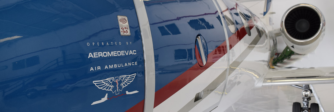 N94GP con el logotipo de Aeromedevac Air Ambulance en el lateral