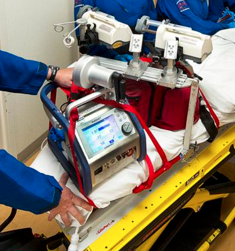 Foto de cerca de una máquina ECMO-PRN preparándose para un vuelo de ambulancia aérea Aeromedevac de cuidados especiales.