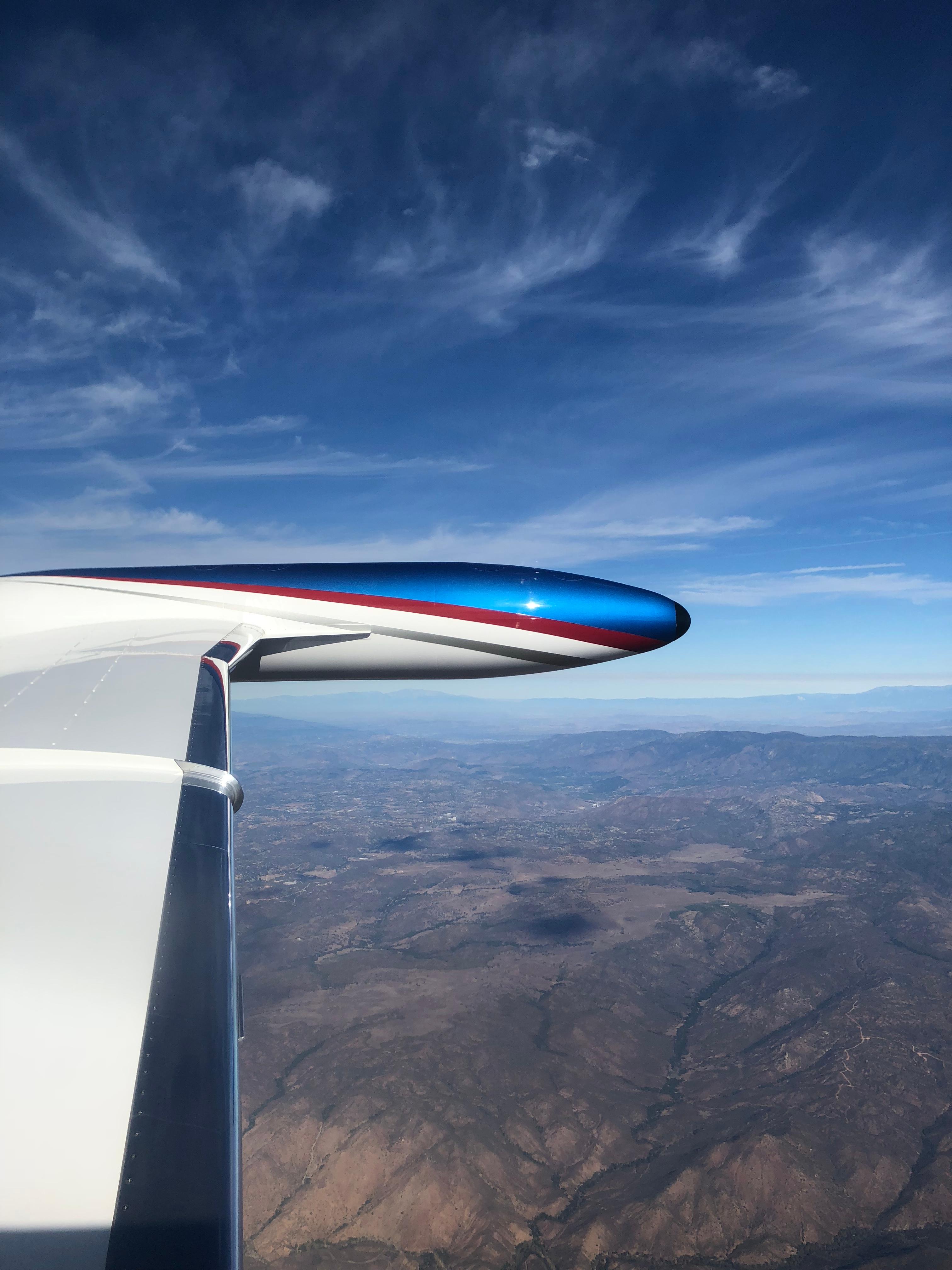 Ala de Aeromedevac con los colores rojo, blanco y azul volando para el transporte médico seguro de un paciente.