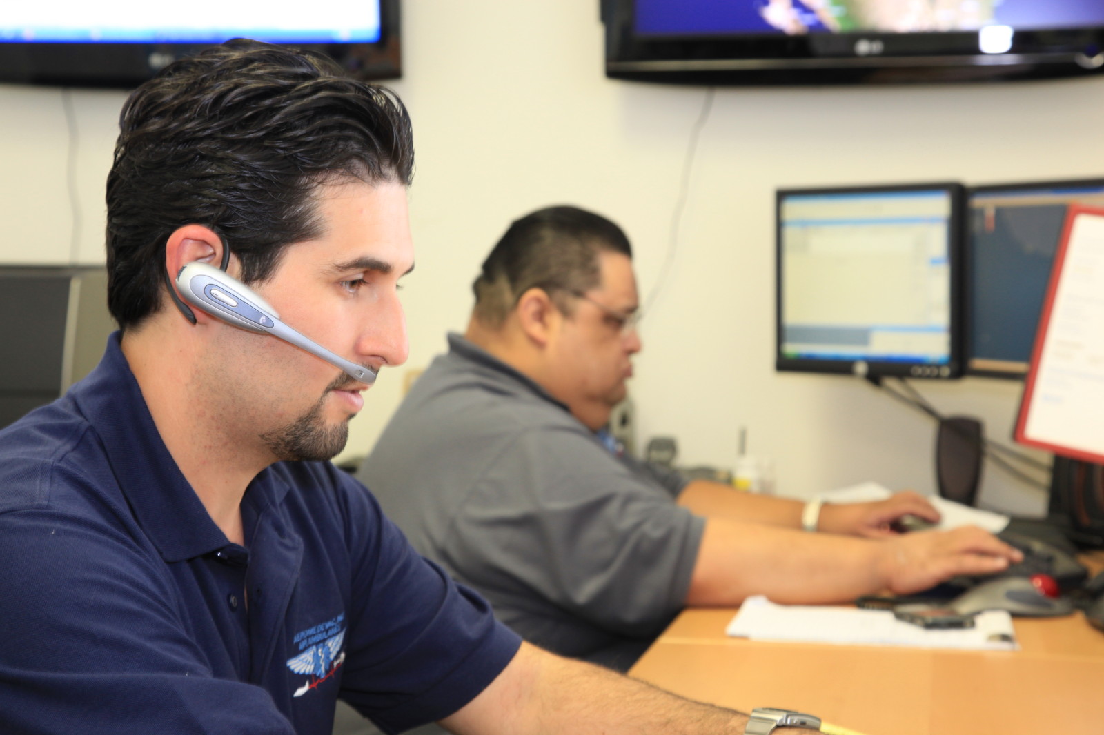 Los miembros del equipo de comunicaciones de Aeromedevac colaboran para garantizar que las solicitudes de los pacientes se tramitan correctamente y que se gestionan todos los detalles del seguro para un vuelo médico adecuado.